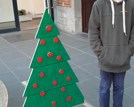 Kerstbomen knutselen.