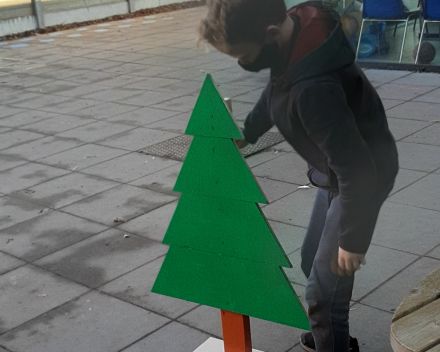 Kerstbomen knutselen.