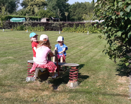 Uitstap naar de tuin van de juf