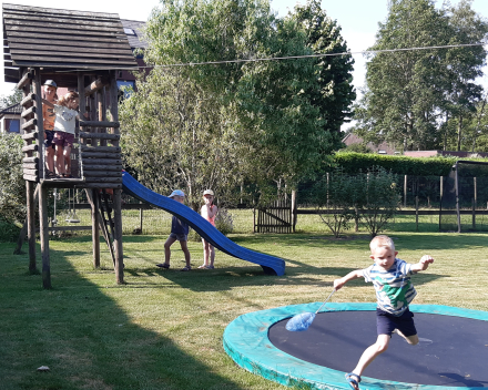 Uitstap naar de tuin van de juf