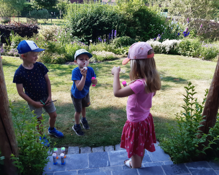 Uitstap naar de tuin van de juf