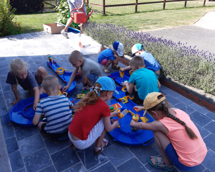 Uitstap naar de tuin van de juf