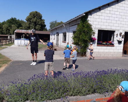 Uitstap naar de tuin van de juf