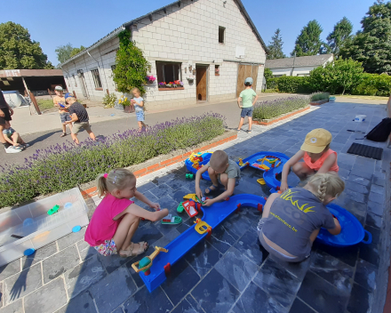 Uitstap naar de tuin van de juf