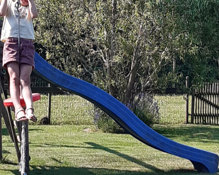 Uitstap naar de tuin van de juf