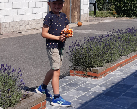 Uitstap naar de tuin van de juf