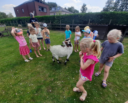 Uitstap naar de tuin van de juf