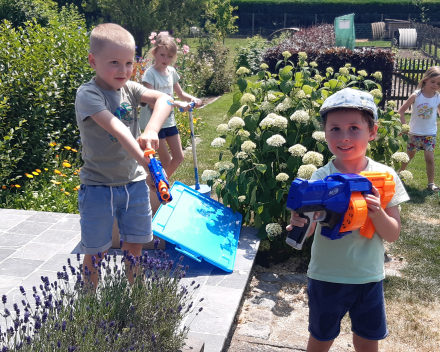 Uitstap naar de tuin van de juf