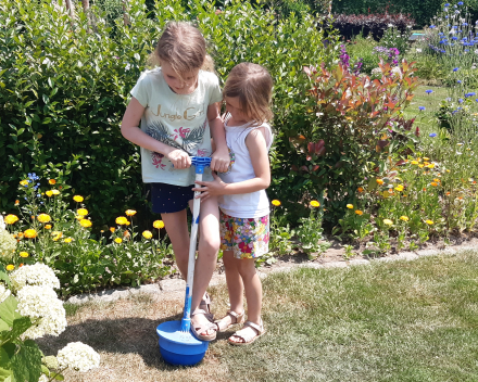 Uitstap naar de tuin van de juf