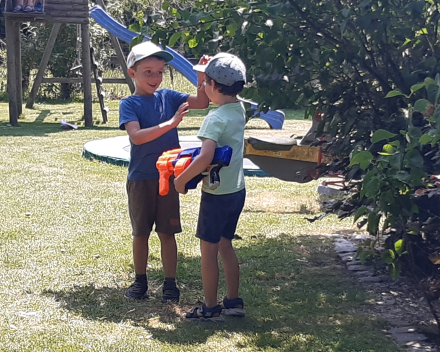 Uitstap naar de tuin van de juf