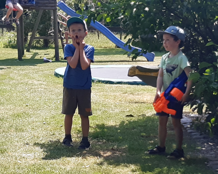 Uitstap naar de tuin van de juf