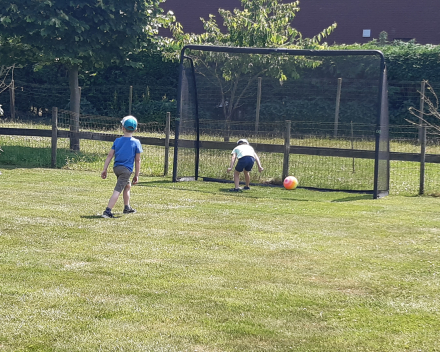 Uitstap naar de tuin van de juf