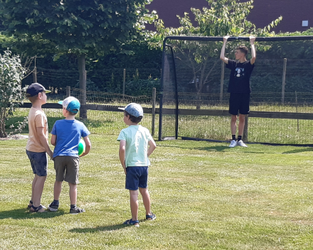 Uitstap naar de tuin van de juf