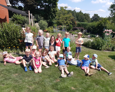 Uitstap naar de tuin van de juf