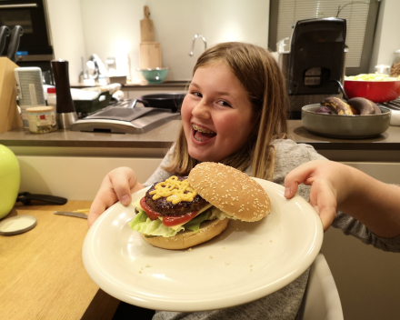 Hier zie je Linn met een zelfgemaakte hamburger. 🍔 Dat ziet er fantastisch lekker uit!!! 😍🤤