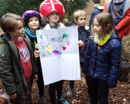 De werkpietjes steken een leuke zoektocht in elkaar voor de klas.