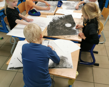 Tekenen met houtskool, huizen ontwerpen en spelen met onze zelfgemaakte knikkerbanen.