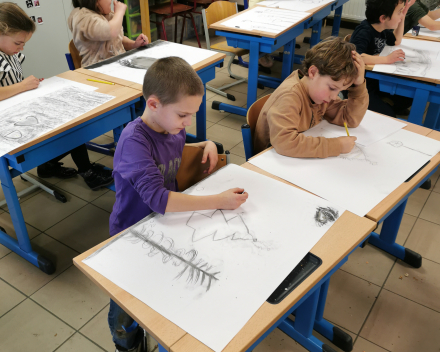 Tekenen met houtskool, huizen ontwerpen en spelen met onze zelfgemaakte knikkerbanen.