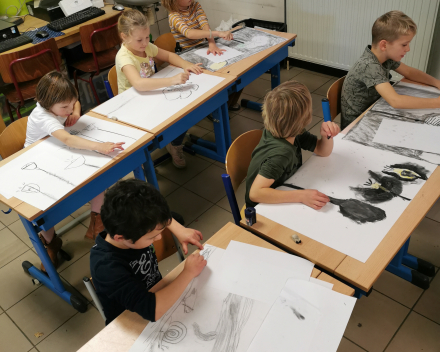 Tekenen met houtskool, huizen ontwerpen en spelen met onze zelfgemaakte knikkerbanen.