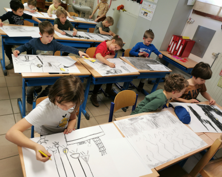 Tekenen met houtskool, huizen ontwerpen en spelen met onze zelfgemaakte knikkerbanen.