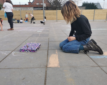 Tekenen met houtskool, huizen ontwerpen en spelen met onze zelfgemaakte knikkerbanen.