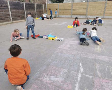 Tekenen met houtskool, huizen ontwerpen en spelen met onze zelfgemaakte knikkerbanen.