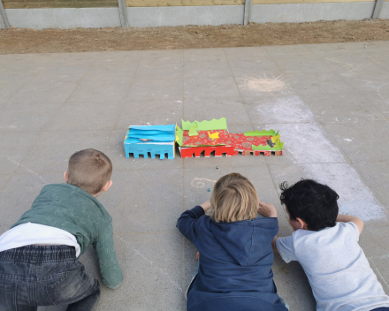 Tekenen met houtskool, huizen ontwerpen en spelen met onze zelfgemaakte knikkerbanen.