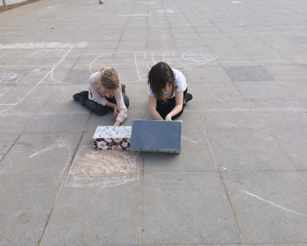 Tekenen met houtskool, huizen ontwerpen en spelen met onze zelfgemaakte knikkerbanen.