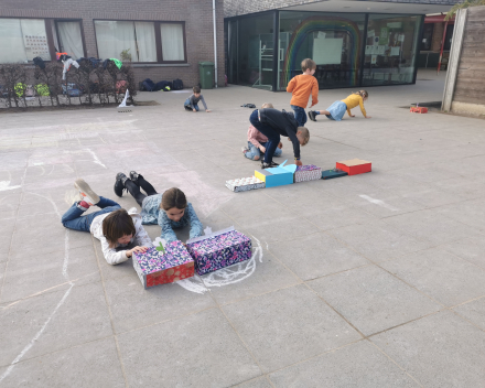 Tekenen met houtskool, huizen ontwerpen en spelen met onze zelfgemaakte knikkerbanen.