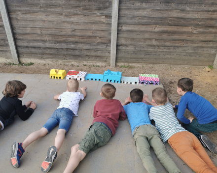 Tekenen met houtskool, huizen ontwerpen en spelen met onze zelfgemaakte knikkerbanen.