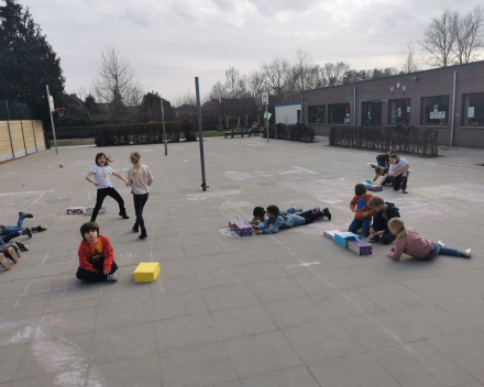 Tekenen met houtskool, huizen ontwerpen en spelen met onze zelfgemaakte knikkerbanen.