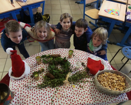 We knutselen een adventskrans.